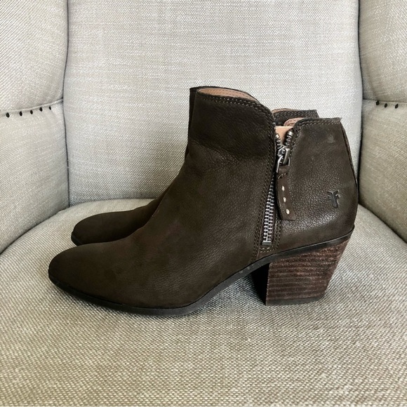 Frye Judith Zipper Booties in Dark Brown Leather Size 6 - Picture 3 of 9